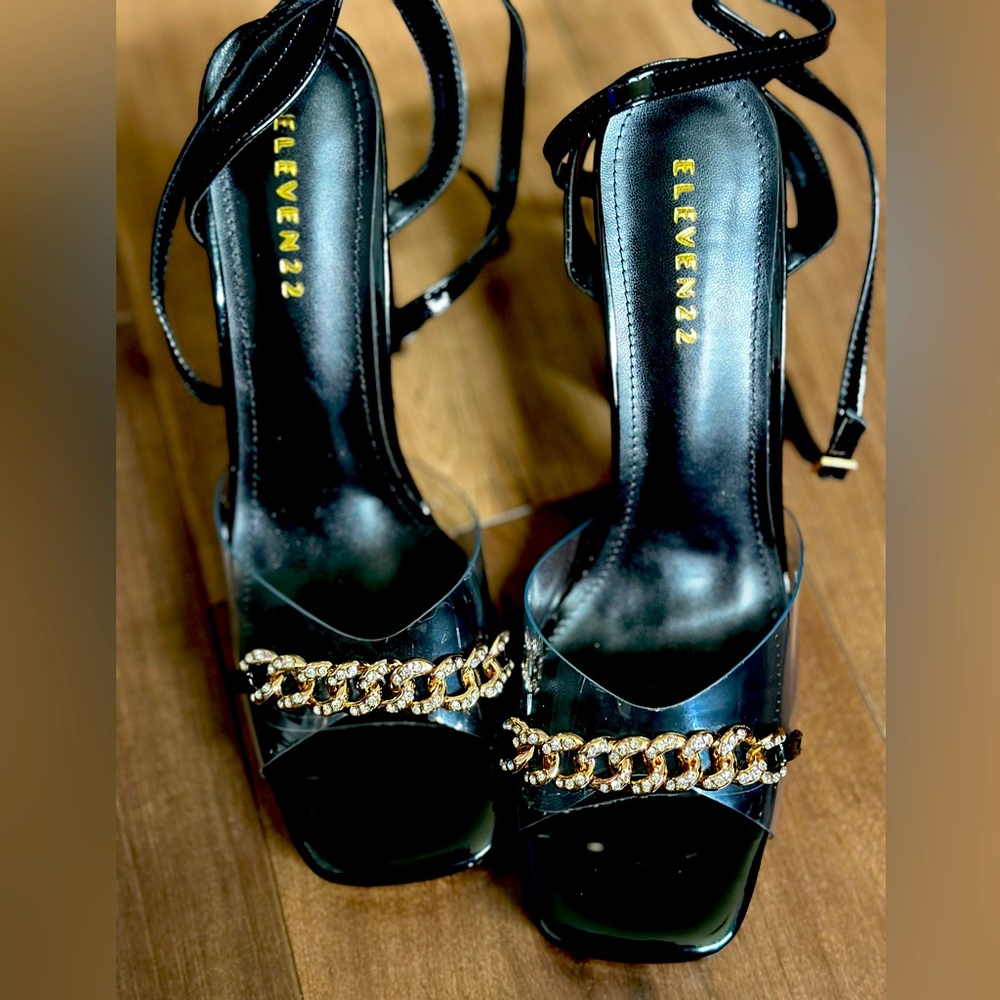 Sleek black patent leather platform heal 💃🏽